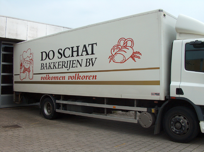 820962 Afbeelding van een vrachtauto van Do Schat Bakkerijen BV voor de expeditie van Bakkerij Bakkersland ...